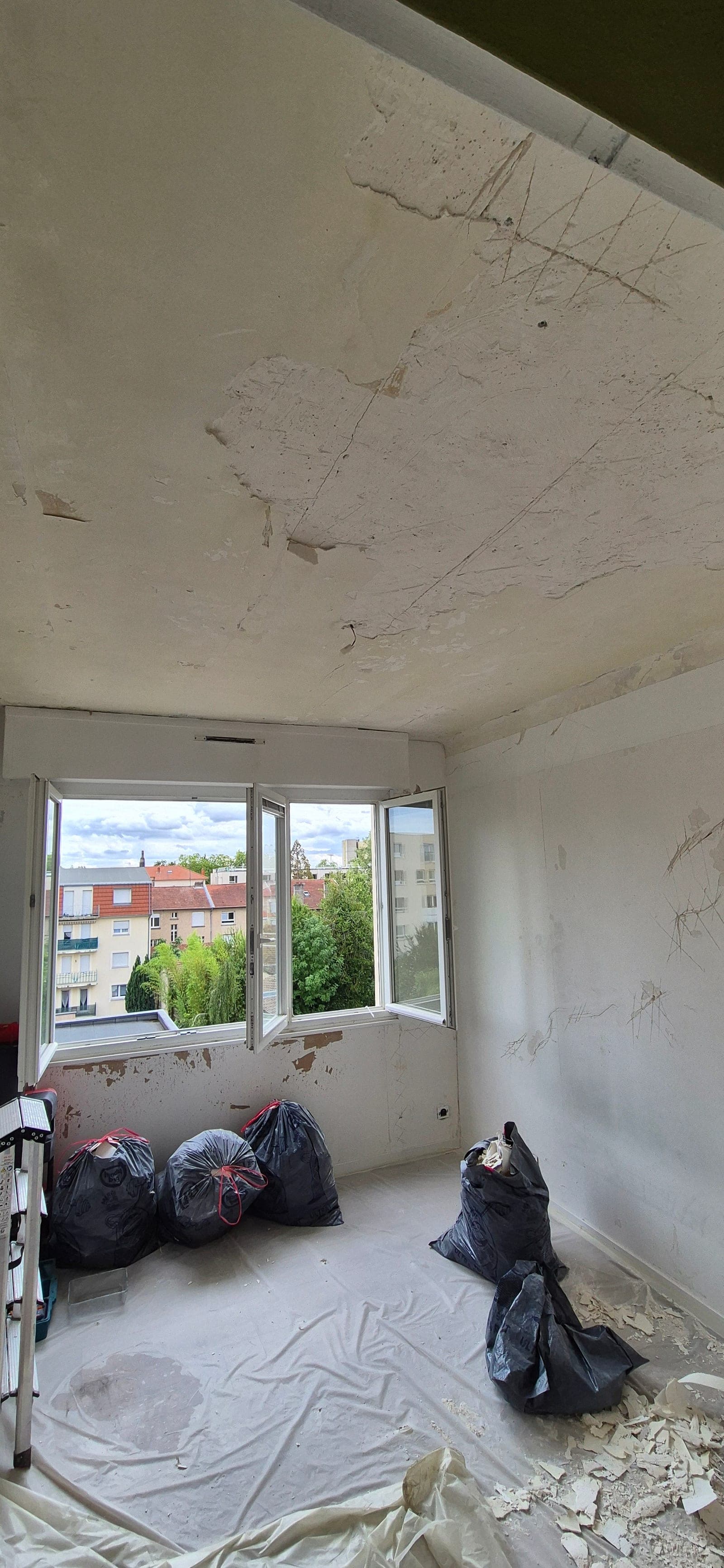 Chambre habillée d'un enduit taupe et dressing intégré — avant