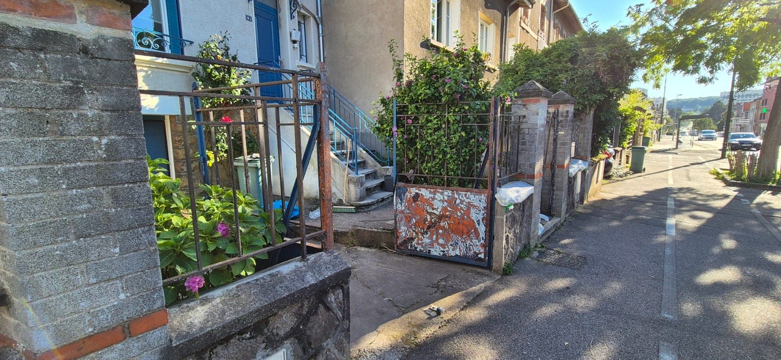 Portail et grilles repeints en bleu — avant